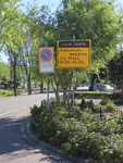 902491 Afbeelding van twee verkeersborden die tijdelijk geplaatst zijn langs de Rijksstraatweg te De Meern (gemeente ...